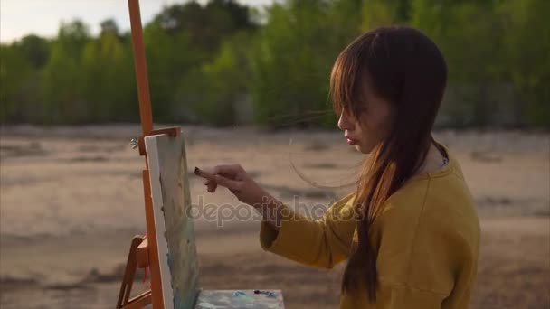 Jovem mulher bonita pintor desenho quadro de paisagem abstrata — Vídeo de Stock