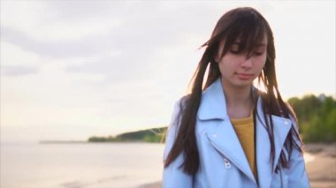 Romantik çekici kadın de akşam nehir kıyısında yürüyüş