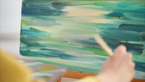 Pittura d'artista con olio su tela esterna — Video Stock