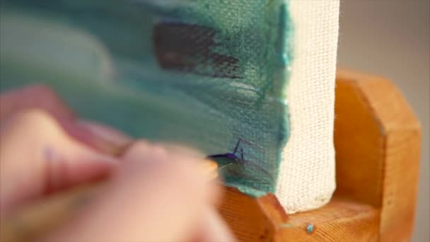 Жінка живописець підписує свої твори мистецтва — стокове відео