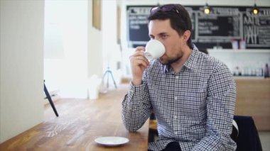 Kafede kahve içme rahat tişörtlü adam. Kahve molası