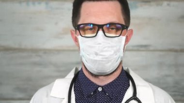 Erkek bilim adamı ya da beyaz koruyucu maske doktor yüzü