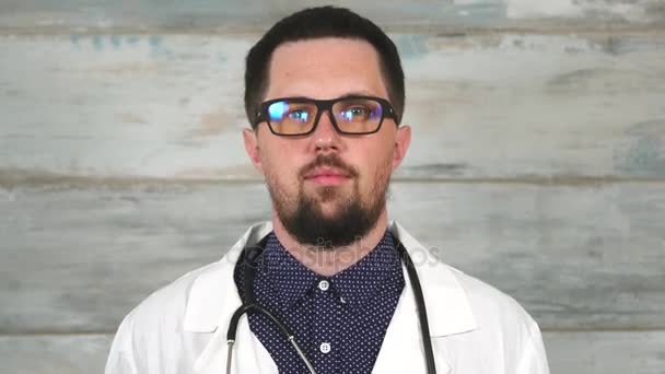Lekarz Brodaty mężczyzna w okularach z stetoskop — Wideo stockowe