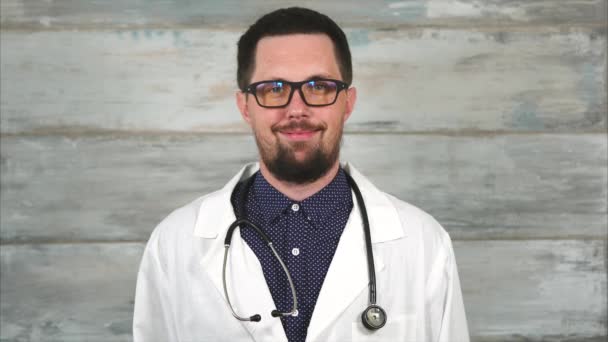 Hombre barbudo médico en gafas con estetoscopio — Vídeos de Stock