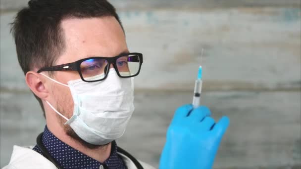 Человек врач готовится сделать инъекцию — стоковое видео