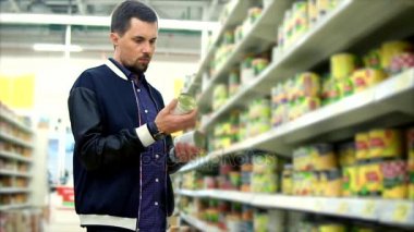 Seçme adam konserve sebze süpermarket