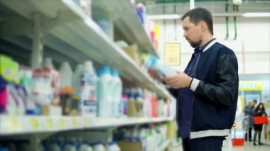 Adam çamaşır deterjanı süpermarkette satın alacak