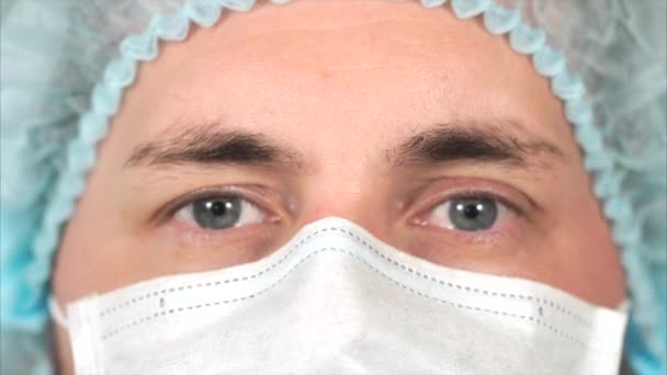 Chirurg in gezichtsmasker en medische hoed — Stockvideo