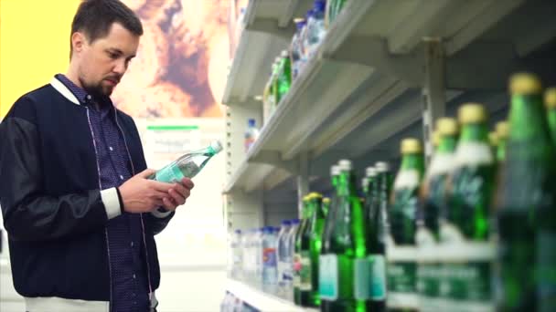 Hombre comprando agua mineral en el supermercado — Vídeos de Stock