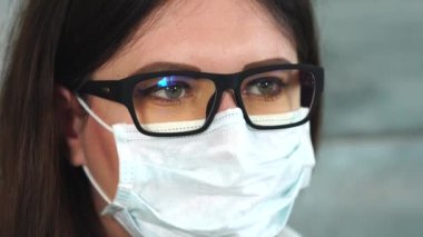 Kadın bilim adamı ya da beyaz koruyucu maske doktor yüzü. Görünümü kapatın