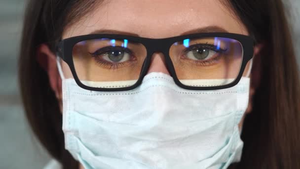 Close up shot of a woman wearing glasses, she is a nurse or a doctor — Stock Video