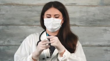 Elinde şırınga tutarak ve kontrol o kadın doktor. Kadın doktor