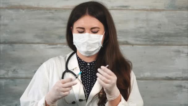 Mujer médico con jeringa está listo para hacer una inyección — Vídeo de stock