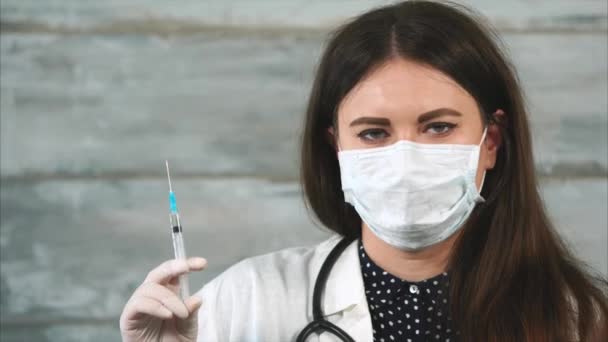 Ärztin oder Krankenschwester mit Spritze ist bereit, eine Spritze zu machen — Stockvideo