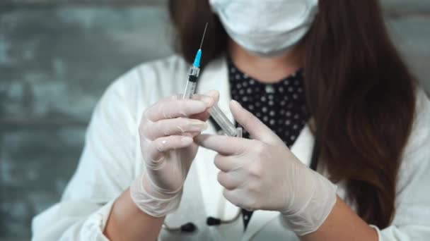 Médico recogiendo medicamentos en la jeringa — Vídeo de stock