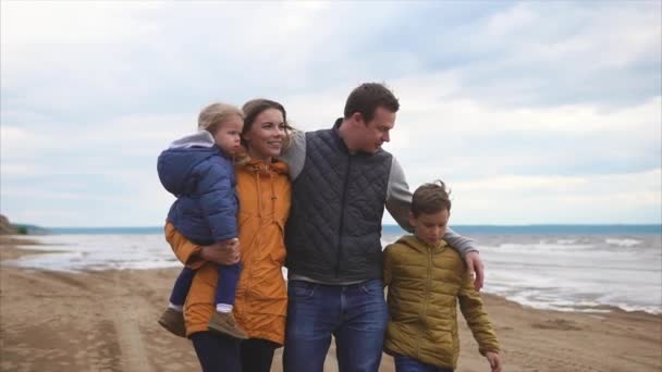 Famille heureuse et amicale marche avec leurs enfants sur la plage le jour de congé — Video