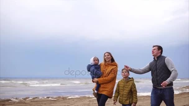 Trevlig familj promenader på stranden en dag av man och hustru älskar varandra — Stockvideo