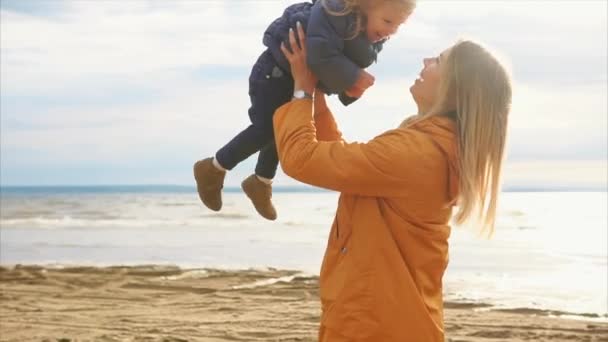 Glückliche Familie. junge schöne Mutter hält ihre kleine Tochter — Stockvideo