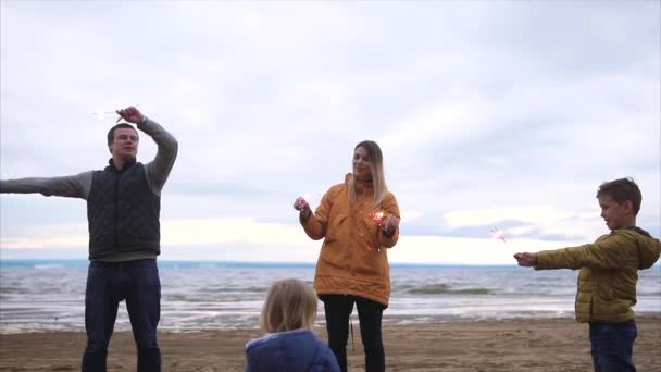 在海边的烟火的家庭 — 图库视频影像