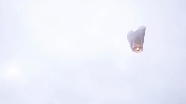 Il cuore a forma di lanterna cielo bianco che vola nel cielo — Video Stock