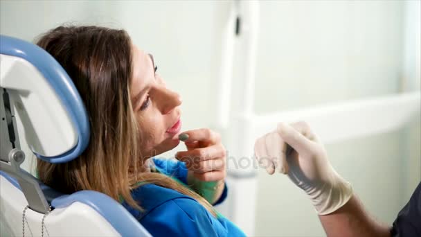 Beszélgetés fogászati szekrényben. Orvos és a beteg beszél. — Stock videók