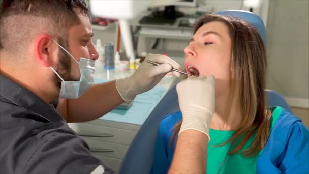 Examen de ortodoncia. Dentista revisando los dientes de los pacientes — Vídeo de stock