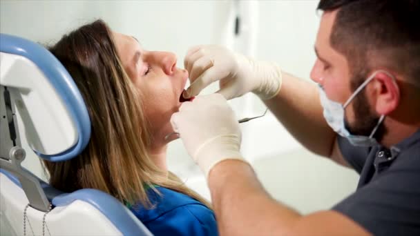 Mujer joven sometida a chequeo en clínica dental — Vídeo de stock