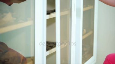 Doktor tıp aletleri raf dışında bir tepsi dışarı alır.