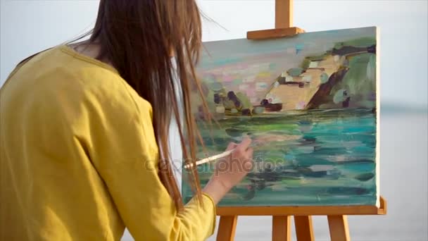 Vrouw kunstenaar schilderij landschap buiten — Stockvideo