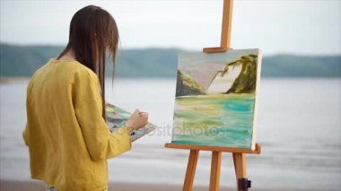 Manzara ve kadın ressam iş yerinde soyut petrol resmi. Yaratıcı kişi
