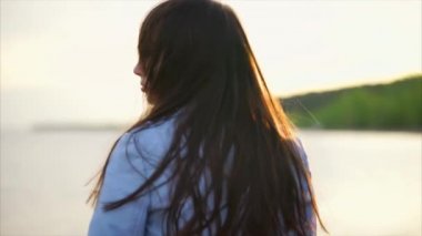 Güzel beyaz kadın yüzünü görünümünü kapatın. Güneş ışığı