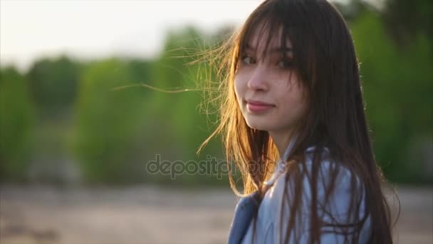 Jolie femme caucasienne vue de près de son visage. Lumière du soleil et focalisation sélective . — Video
