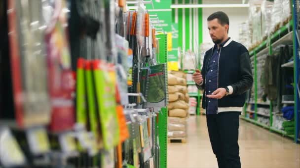 Compras de clientes en el departamento de bienes de ocio — Vídeo de stock