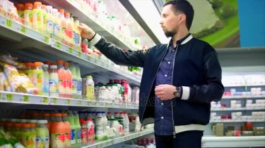Adam müşteri meyve süt içecek süpermarkette seçme