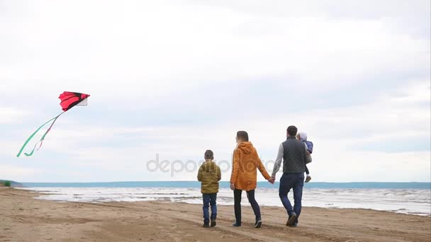 Excursión familiar en la playa en clima frío — Vídeo de stock