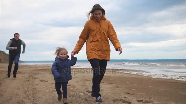 Carrera familiar. Madre con hija pequeña compiten contra el padre — Vídeo de stock