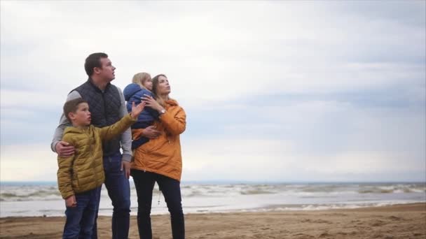 Famiglia in piedi sulla riva del mare. Uomo, donna, ragazzo e ragazza — Video Stock