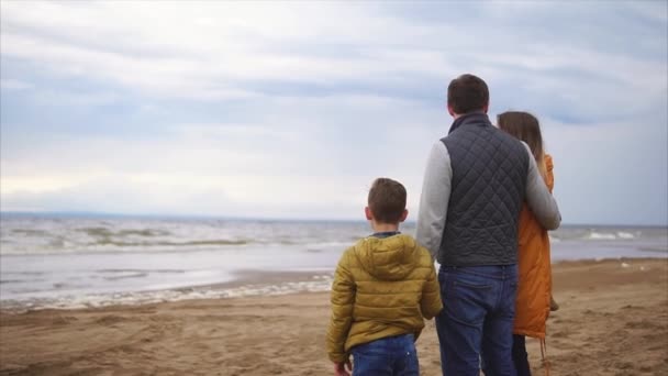 Het moderne gezin geniet van het uitzicht op de zee, ze staan elkaar omarmen — Stockvideo