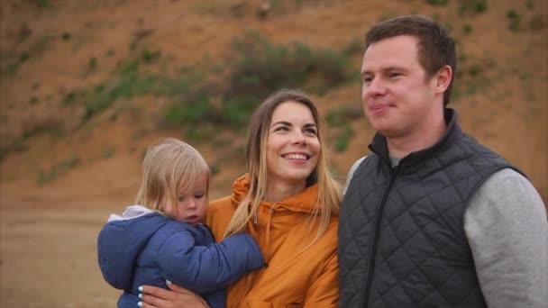 Счастливая семья из четырех человек проводит время на открытом воздухе — стоковое видео