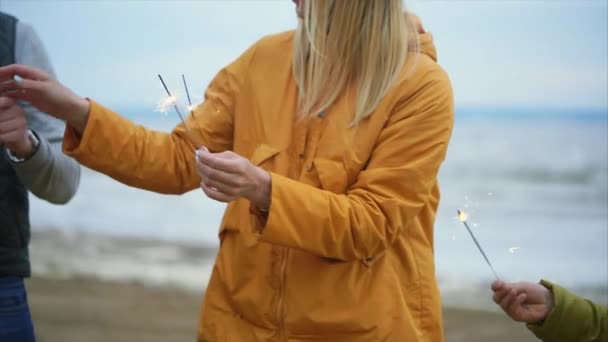 Bonne famille ensemble. Mère, père et petit fils. Ils tiennent des lumières du bengale — Video