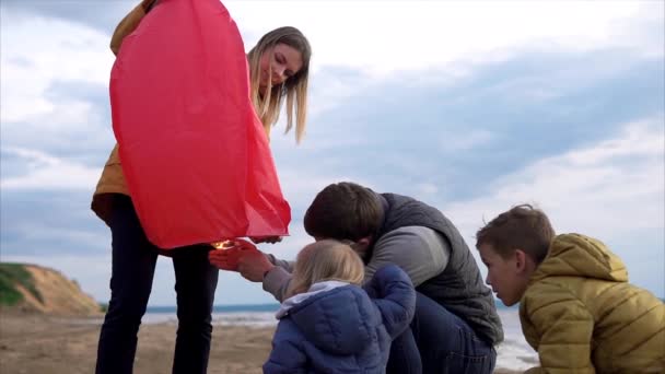 Семья собирается летать на китайском бумажном фонаре — стоковое видео