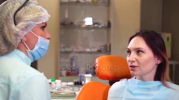 Beratung im Zahnkabinett. Positive Gespräche zwischen Patient und Zahnarzt — Stockvideo