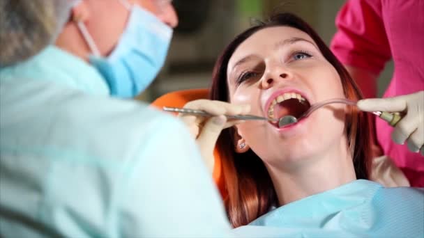 Mujer sometida a pulido de dientes en consultorio dental — Vídeos de Stock