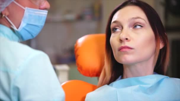 Dentista que consulta após o exame do paciente — Vídeo de Stock