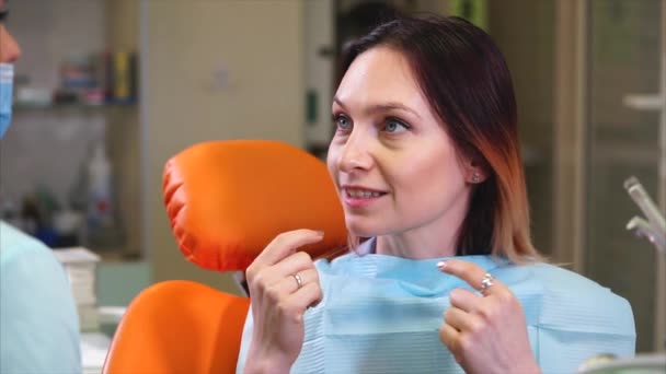 Patient of the dental clinic asks the doctor about caring for her teeth — Stock Video