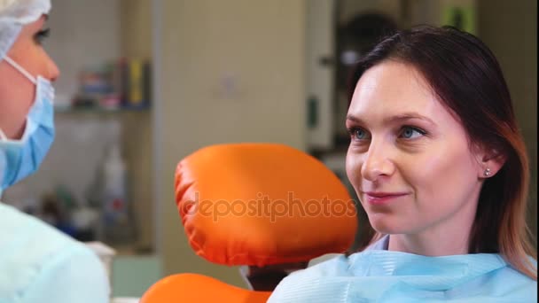 快乐的女性患者在牙科内阁。病人和牙医之间的对话 — 图库视频影像