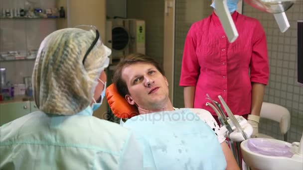 Dentista conversando com o paciente antes do check-up — Vídeo de Stock