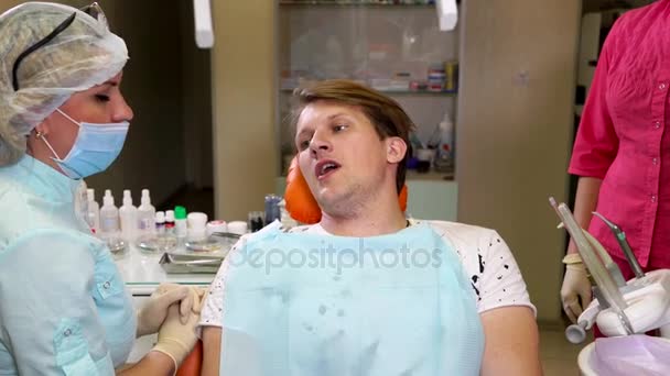 Dentysta, rozmawiając z pacjentem przed sprawdzanie-w górze — Wideo stockowe