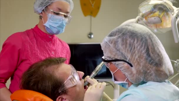 Hombre sometido a pulido de dientes en clínica dental — Vídeo de stock