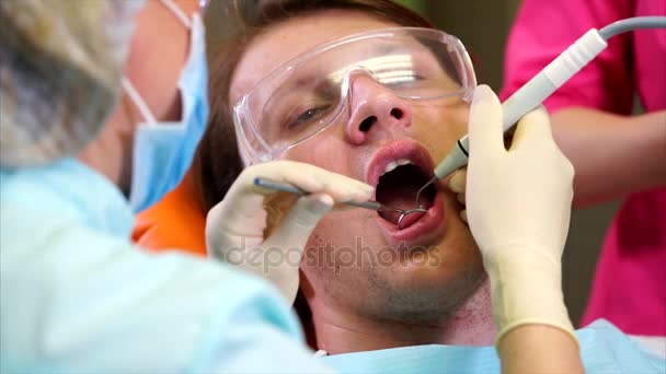 Retrait du calcul dentaire chez les dentistes — Video